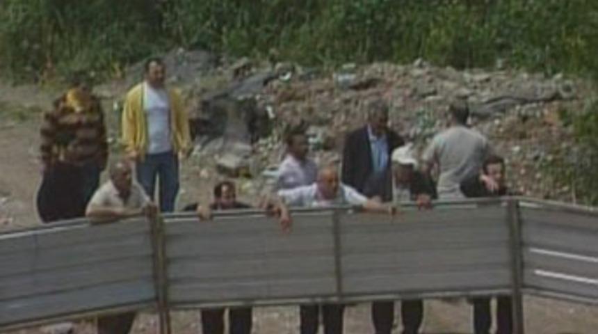 Sarıyer'de yol &ccedil;alışmasında polise taşlı saldırı