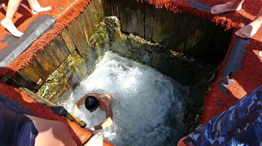 Antalya’daki şifalı su 5 dakikada çöl sıcağını unutturuyor, evlerine titreyerek gidiyorlar