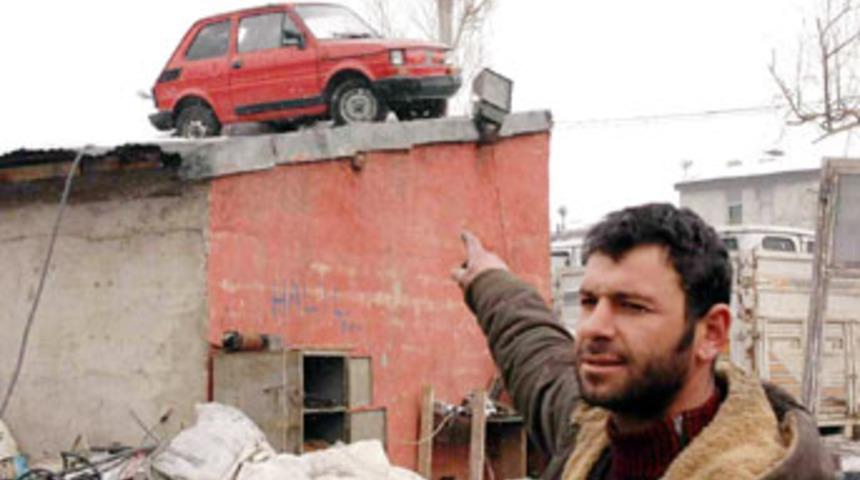 Hurda otomobili &ccedil;atıya park etti