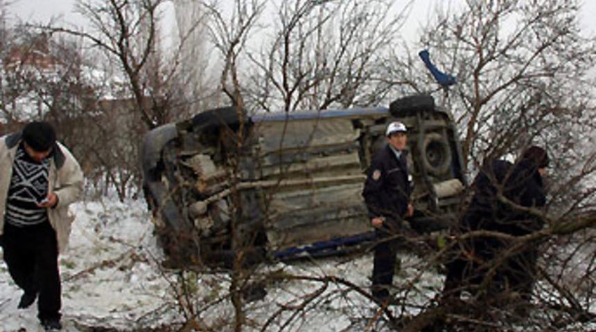 U&ccedil;uruma yuvarlanan otomobil, ağaca takıldı