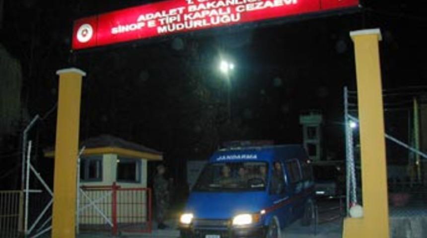 Firariler jandarma aracını durdurdu