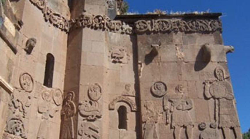 Akdamar tartışmalarına cami savunması