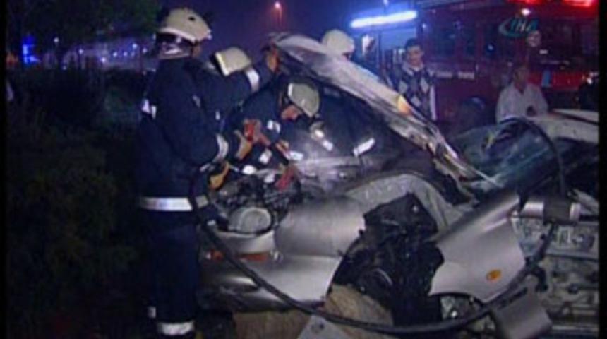 Otomobil elektrik direğine &ccedil;arptı: 4 yaralı