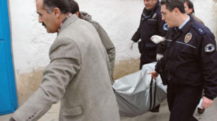 Karısını sokakta d&ouml;verek &ouml;ld&uuml;rd&uuml;