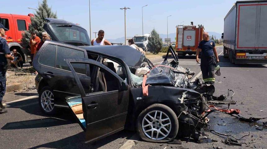 Karşı şeride geçen araç faciaya sebep oluyordu: 1’i ağır 3 yaralı