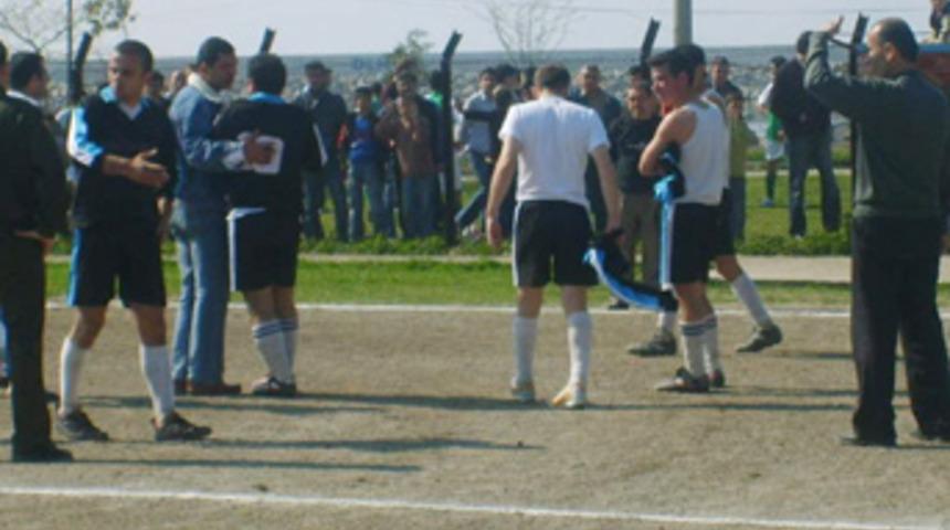 Futbolcular hakeme saldırdı, 5 kırmızı kart &ccedil;ıktı