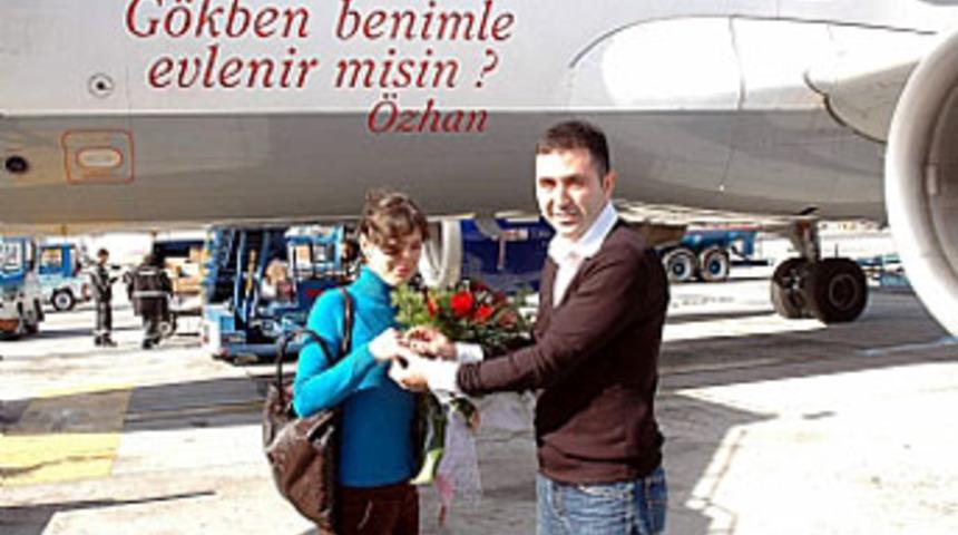 Evlenme teklifini u&ccedil;ağın &uuml;zerine yazdırdı