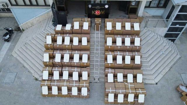 Kaçakçılık operasyonlarında gözaltına alınan 4 kişiden 2’si tutuklandı.