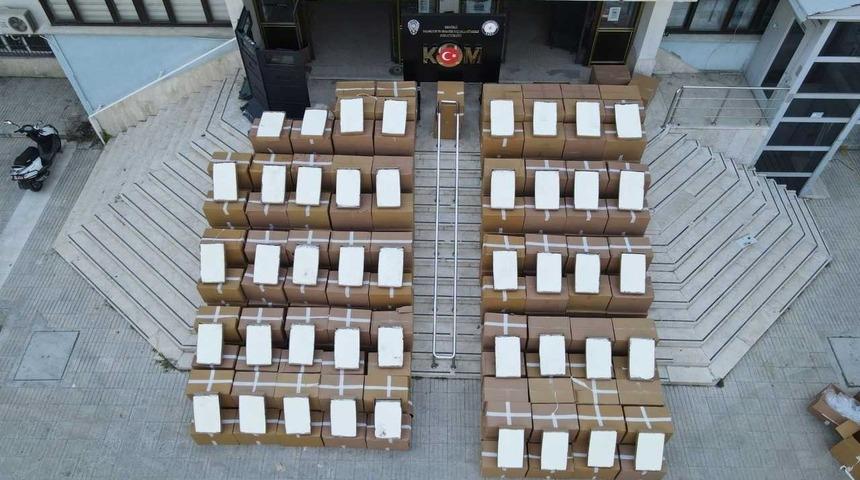 Kaçakçılık operasyonlarında gözaltına alınan 4 kişiden 2’si tutuklandı.