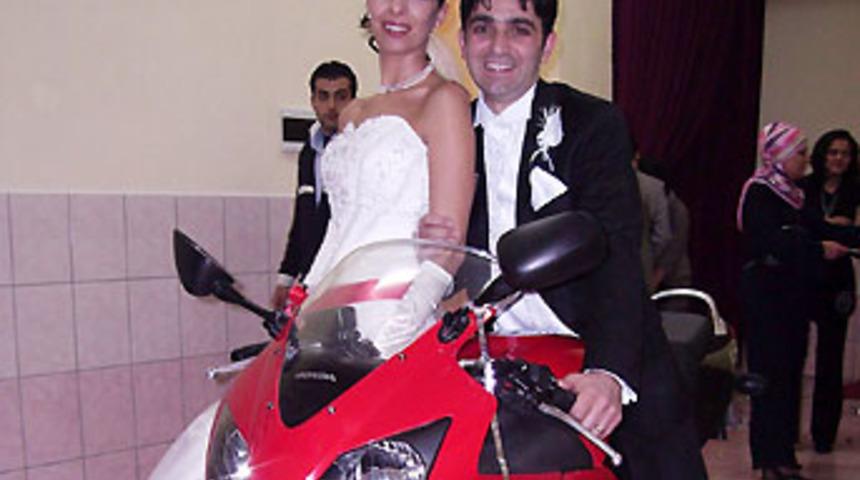 D&uuml;ğ&uuml;ne yarış motosikletiyle geldi