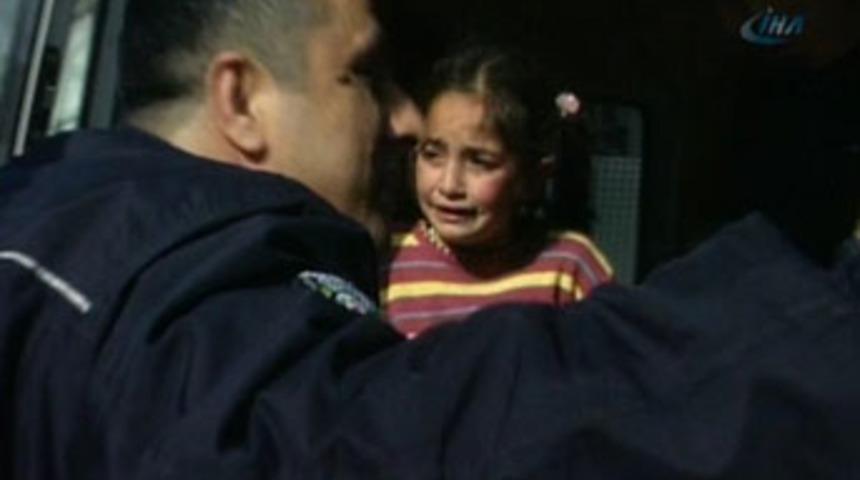 Sinir hastası anne 3 &ccedil;ocuğunu rehin aldı