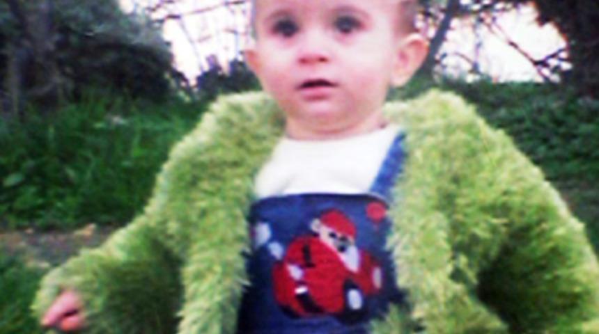 Annesinin kucağından kamyonun altına