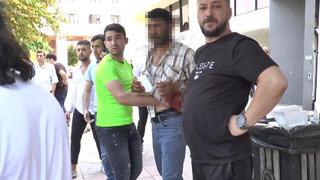 Kafede dehşet! Arkadaşını bıçakladı, kaçmak isterken...