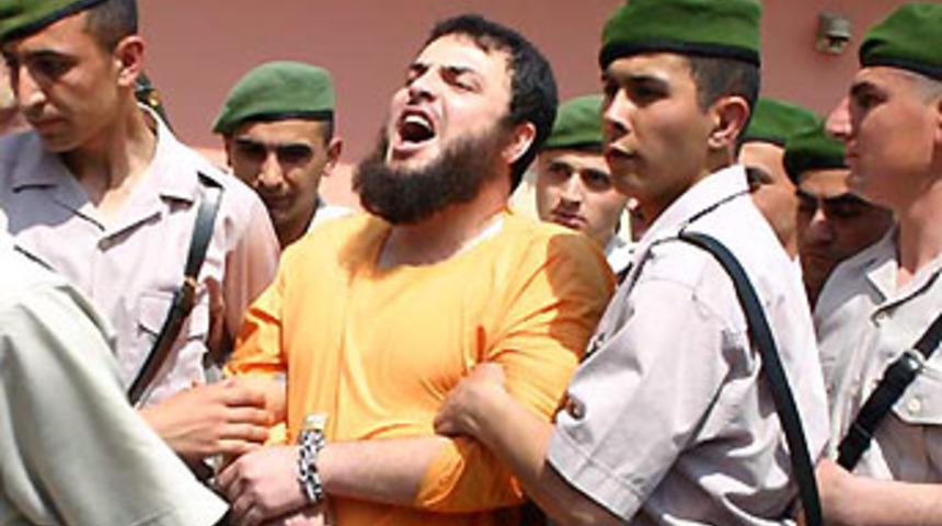 Sanıklar, nezarethanede &ouml;ğle ezanını okudu