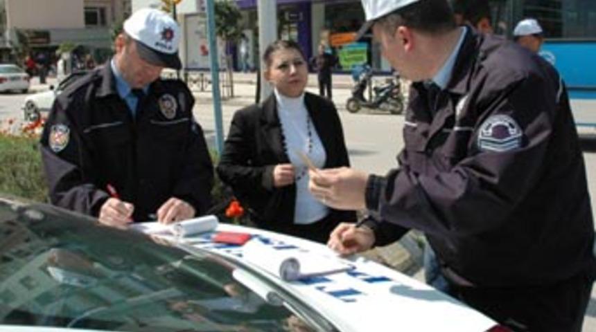 Kırmızı ışıkta ge&ccedil;en yayalara 52 YTL ceza