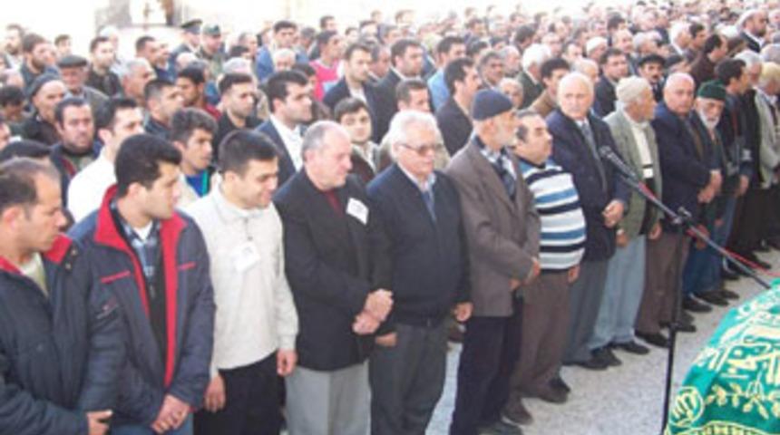 Eşini ve oğlunu kaybeden binbaşının g&ouml;zyaşları