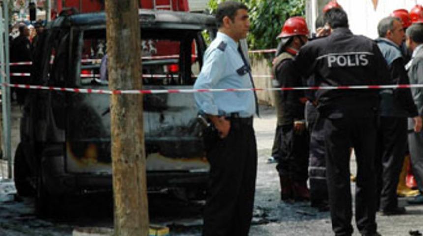 Alev alan otomobildeki &ccedil;ocuk yanarak &ouml;ld&uuml;