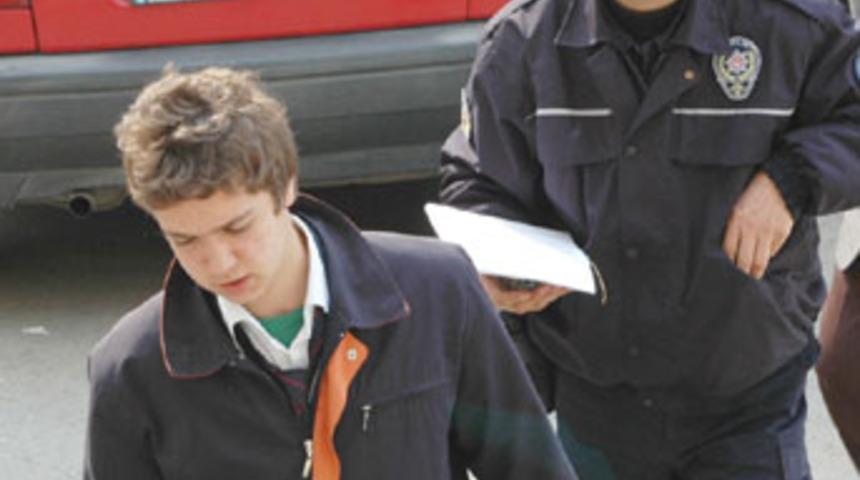 Lise &ouml;ğrencisi magandayı g&ouml;r&uuml;nt&uuml;leri ele verdi