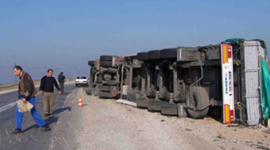 TIR şof&ouml;r&uuml;, yolcuları &ouml;l&uuml;mden kurtardı