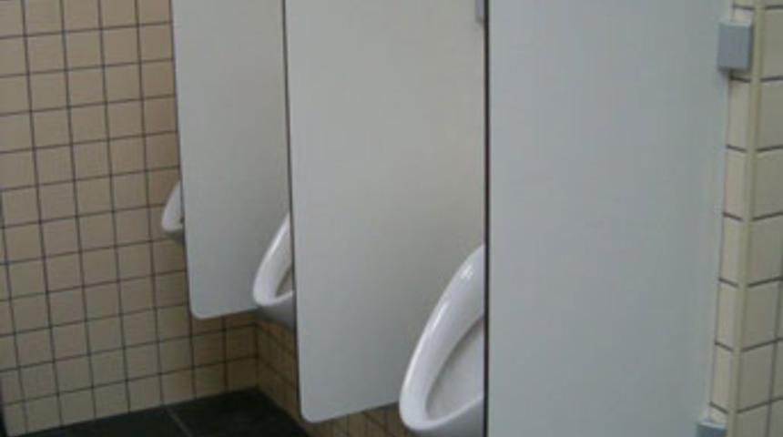 Alkoll&uuml; s&uuml;r&uuml;c&uuml;ler i&ccedil;in konuşan pisuvar