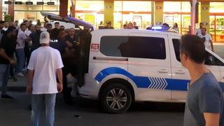 Tacizciye sokak ortasında tekme tokat dayak! Polis havaya ateş açarak kurtardı