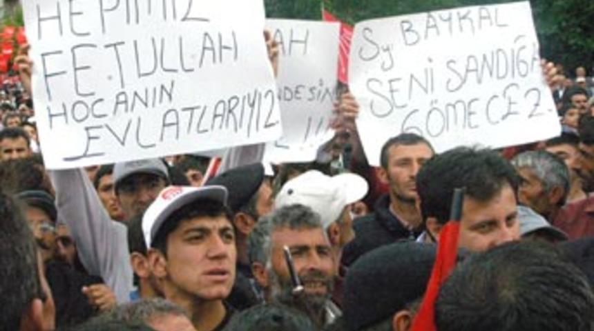 Baykal'ın mitinginde 'Fethullah G&uuml;len' d&ouml;vizi krizi