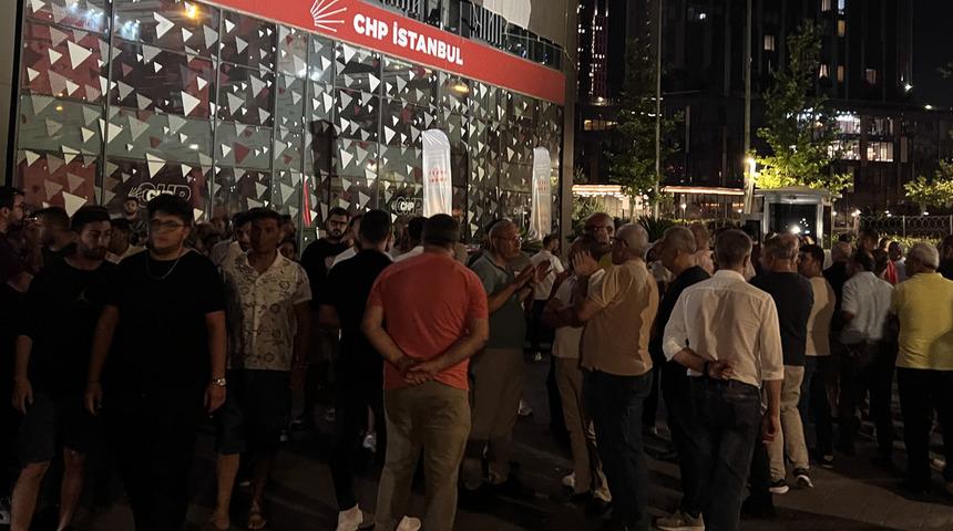 Delege seçimine müdahale edildiği iddiası... CHP'liler İstanbul İl Başkanlığı önünde toplandı