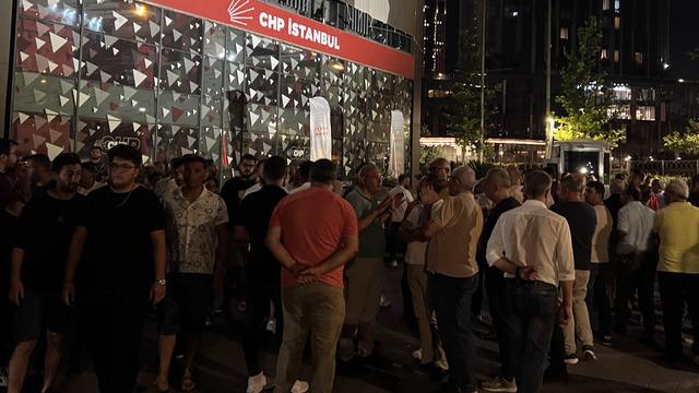 Delege seçimine müdahale edildiği iddiası... CHP'liler İstanbul İl Başkanlığı önünde toplandı