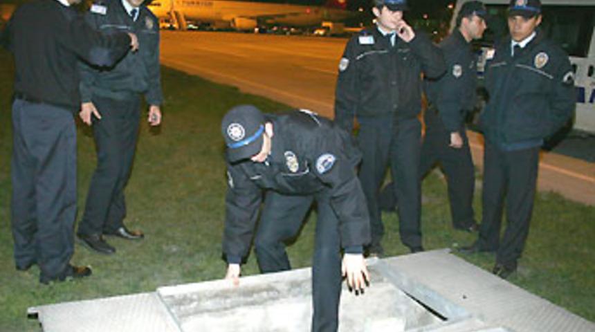 Havalimanında k&uuml;l&ccedil;e altınlar kayboldu