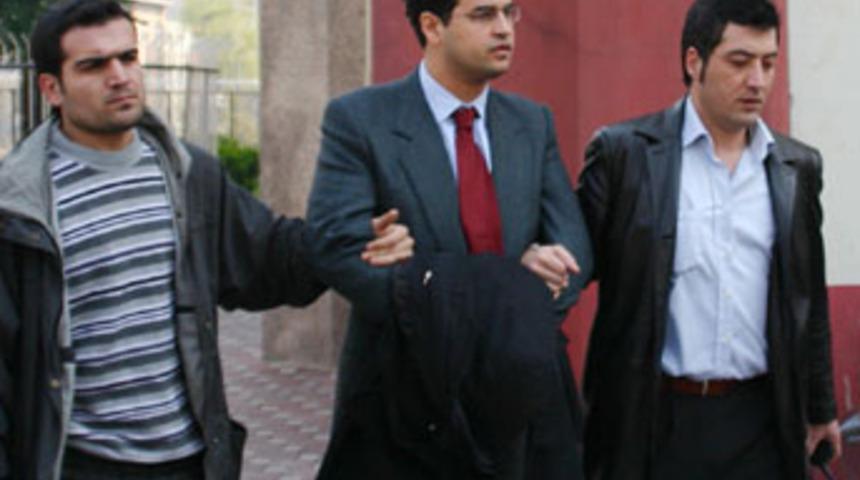 M&uuml;d&uuml;r yardımcısının m&uuml;fettişten intikamı