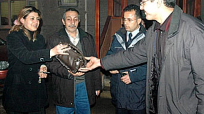 Bir aylık maaaşını yolda buldu sahibine verdi