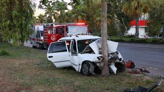 İzmir'de ağaca çarpan otomobilin sürücüsü öldü