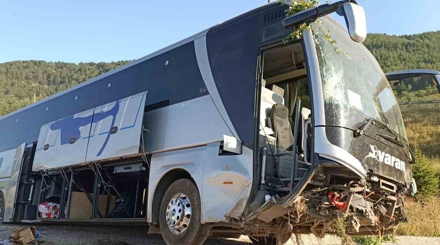 Yolcu otobüsü yoldan çıktı: 2’si ağır 14 yaralı