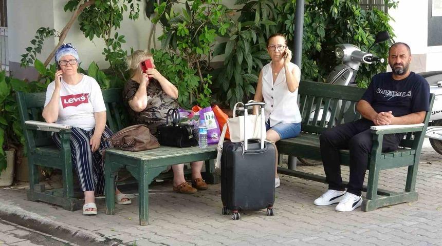 Adana’da deprem: Kimi valizini, kimi bebeğini alıp sokağa koştu