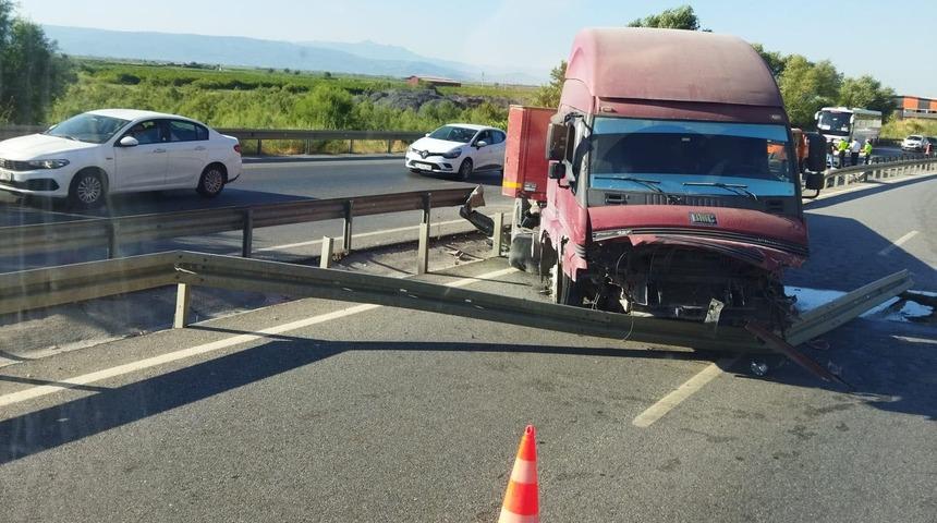 Tır ref&uuml;je &ccedil;arpıp, karşı şeride ge&ccedil;ti: 1 yaralı