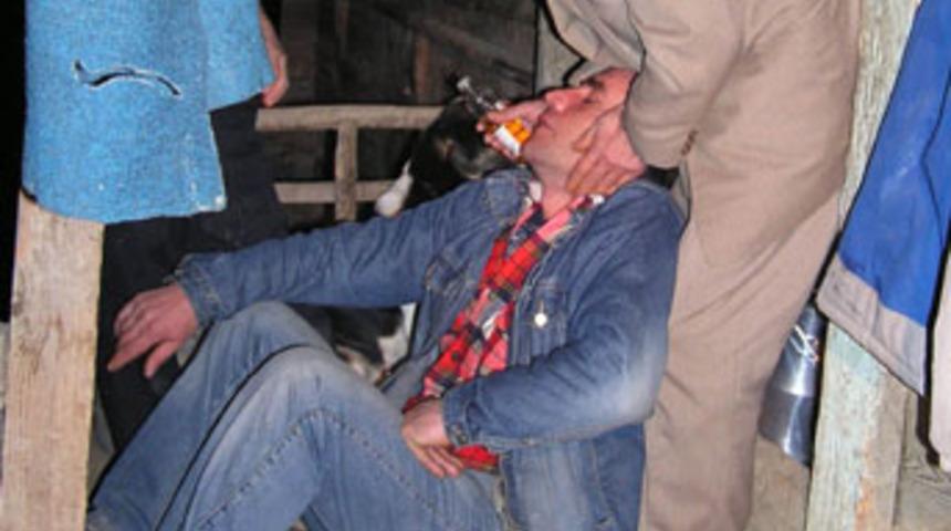 &Ouml;ld&uuml; sanılan şahıs, kefenini g&ouml;r&uuml;nce bayıldı