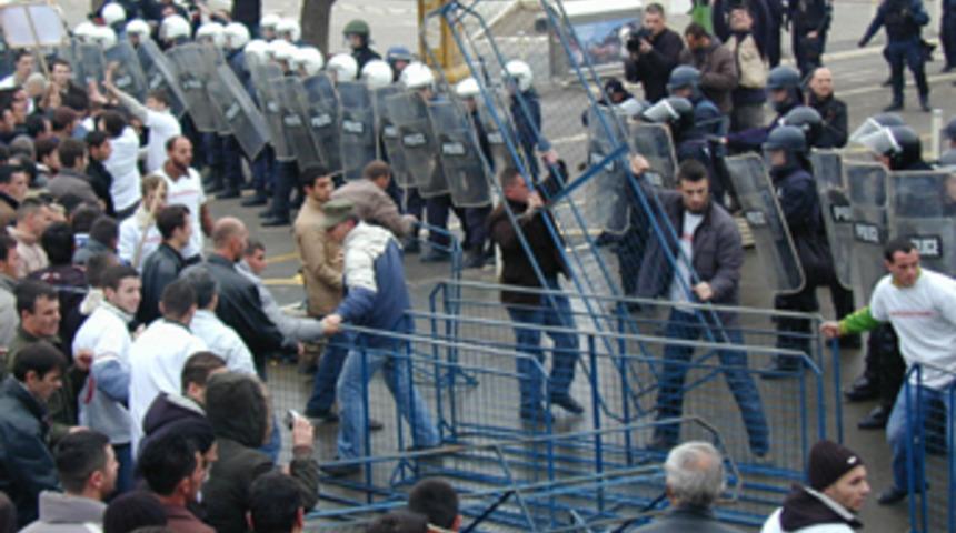 Kosova'da olaylı protesto: 70 yaralı