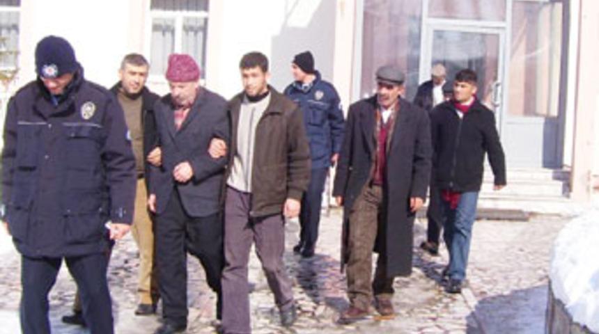 2 &ccedil;ocuğunu baltayla rehin aldı