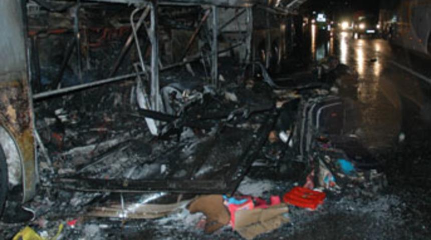 TEM Otoyolu'nda yolcu otob&uuml;s&uuml; yandı