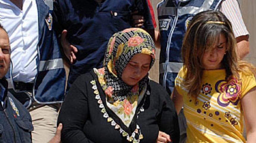 Eski eşini &ouml;ld&uuml;ren kadını yeni eşi yakalattı