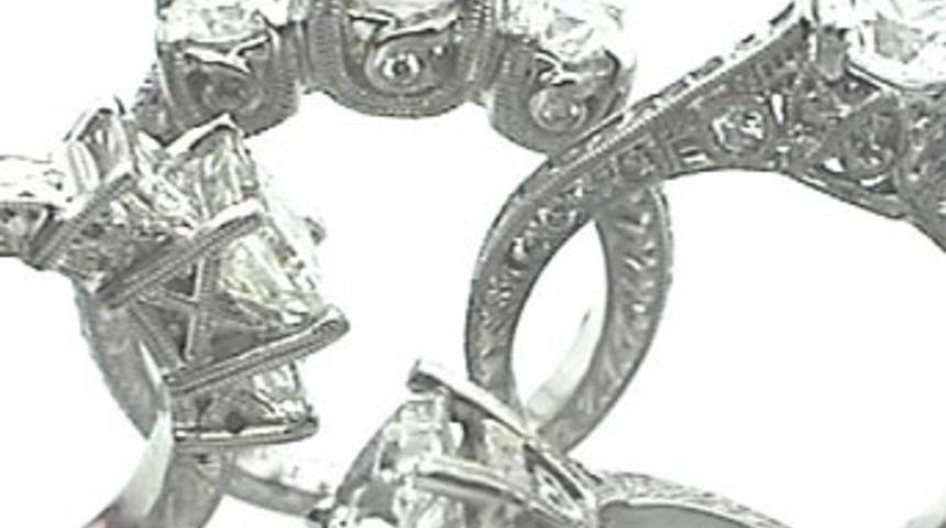 Taksici, elmas y&uuml;z&uuml;k dolu &ccedil;antayı iade etti