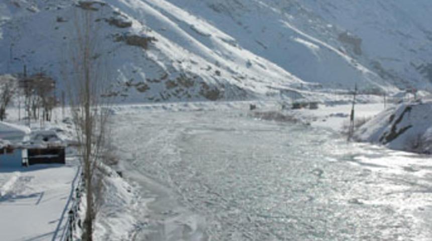 Hakkari'de buz sarkıtları 2 metre oldu