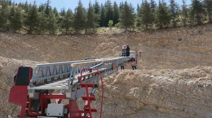 Dağ çayı toplarken depreme yakalandı, ayakları kayıp kayalıklardan düştü