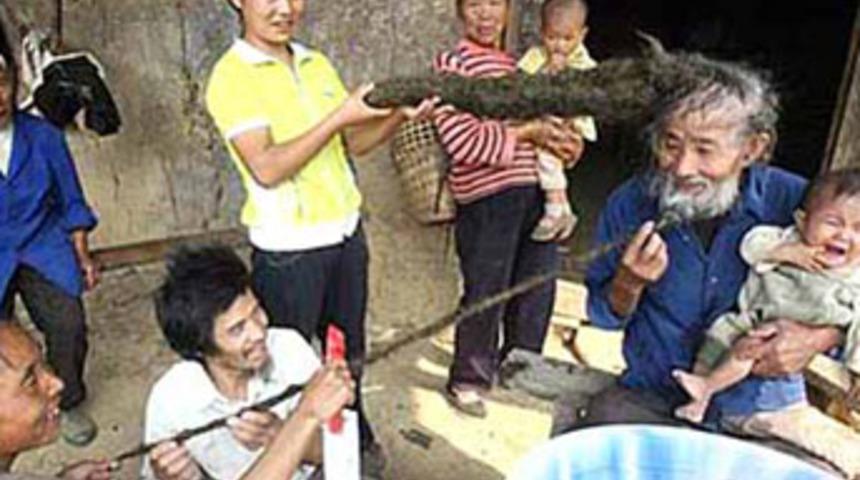 26 yılın ardından sa&ccedil;larını yıkadı