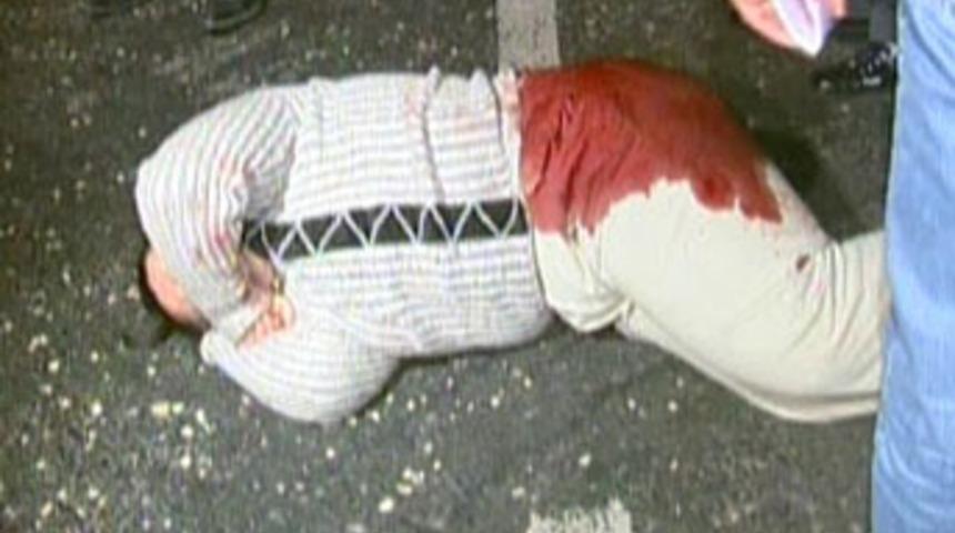 Silahla vurduktan sonra ara&ccedil;tan attılar