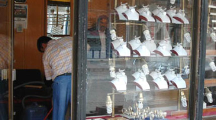 2 kilo altın &ccedil;alan hırsız kameraya takıldı