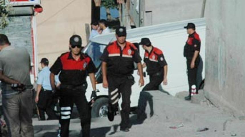 Silahlı saldırgan 1 polisi şehit etti