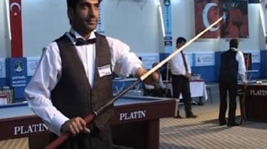 Tek kollu bilardocunun b&uuml;y&uuml;k azmi