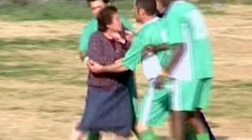 Futbolcunun annesi hakeme saldırdı