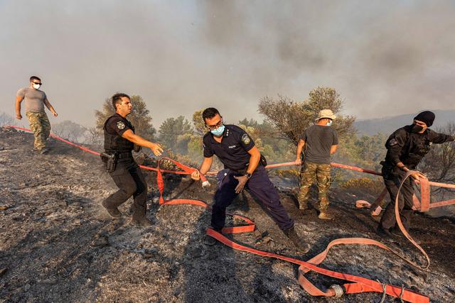 2023-07-24T090010Z_863475331_RC2G92AINUQS_RTRMADP_3_EUROPE-WEATHER-GREECE-WILDFIRE